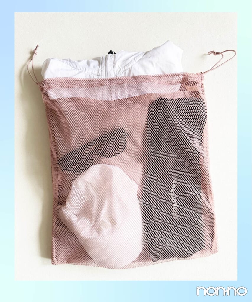 メッシュ部分から中身がみえる「無印良品」の「ポリエステルメッシュ巾着 ダブルタイプ」