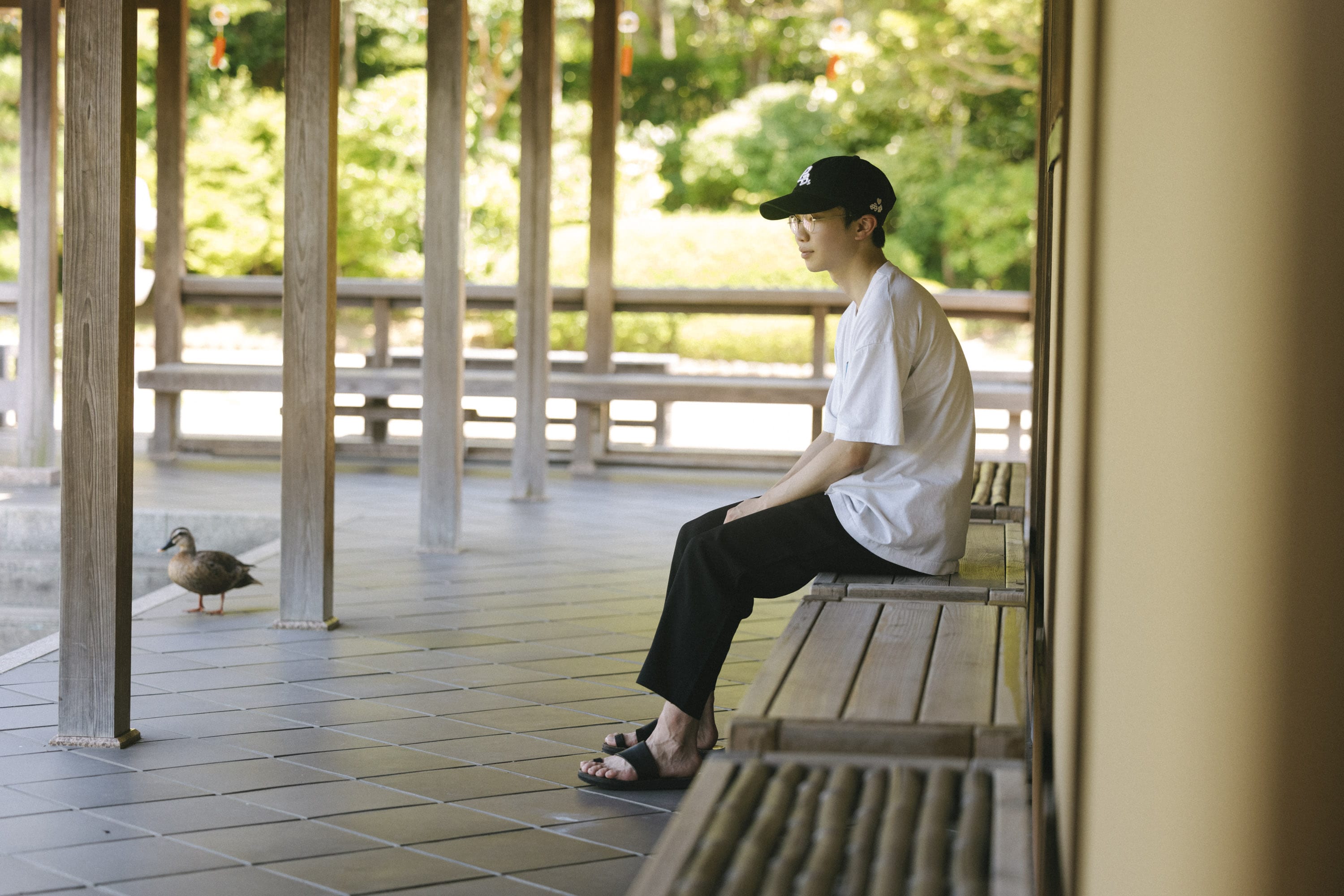 大仙公園の日本庭園で休む友野一希さん