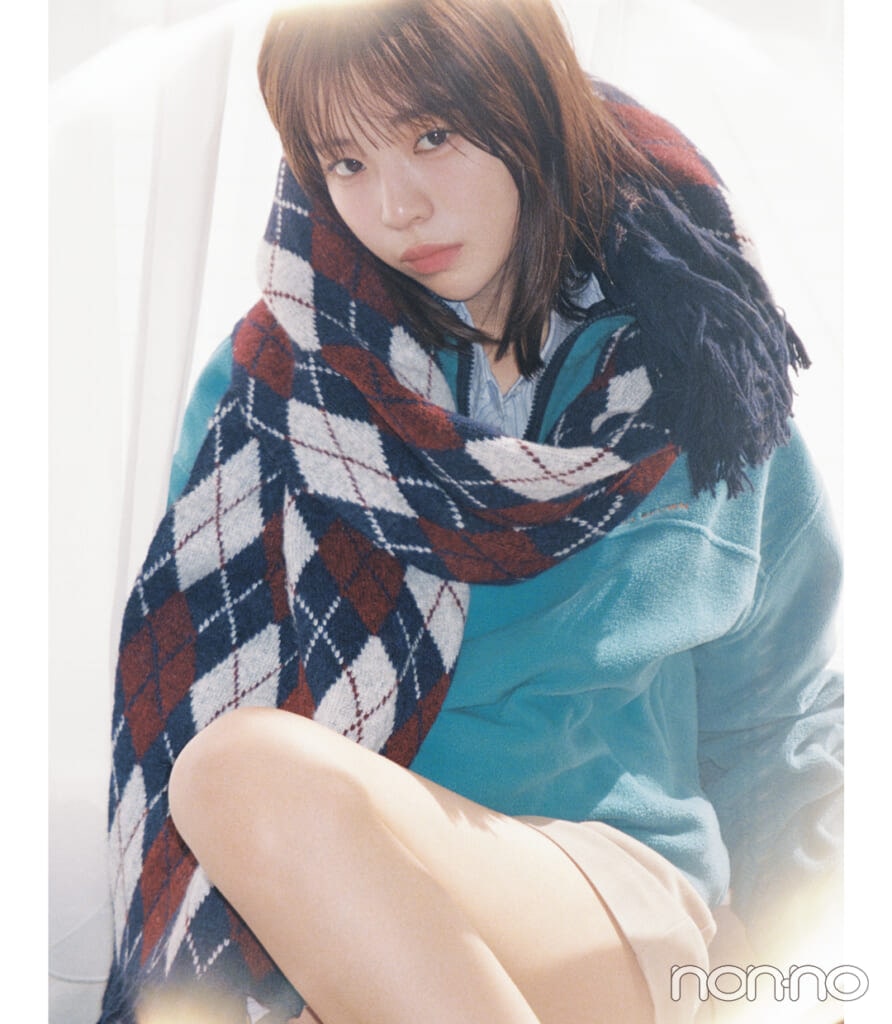 アーガイル柄のマフラーを巻いた菊地姫奈