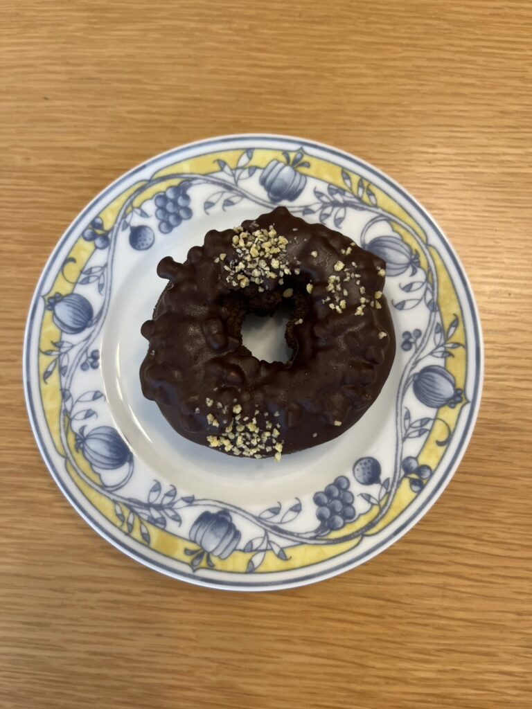 ミスタードーナツで2025年9月10日から発売されているブラックサンダーチョコレートの写真。