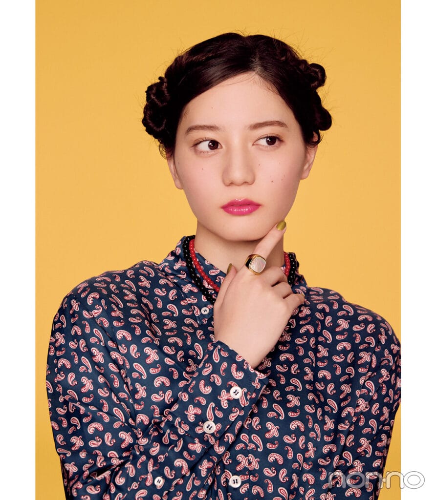 小坂菜緒とツヤツヤボールネックレス