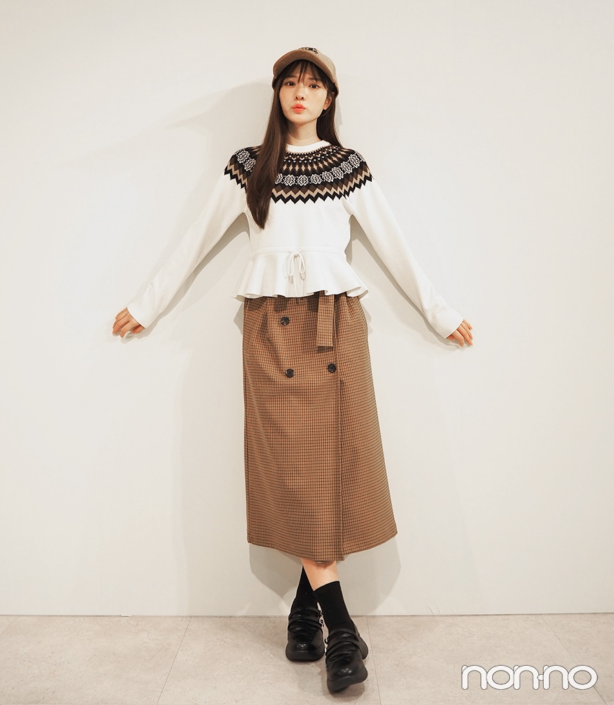 「トレンチスカート by rokh」 カラー: 34 BROWNをペプラムニットを合わせた着回しコーデ