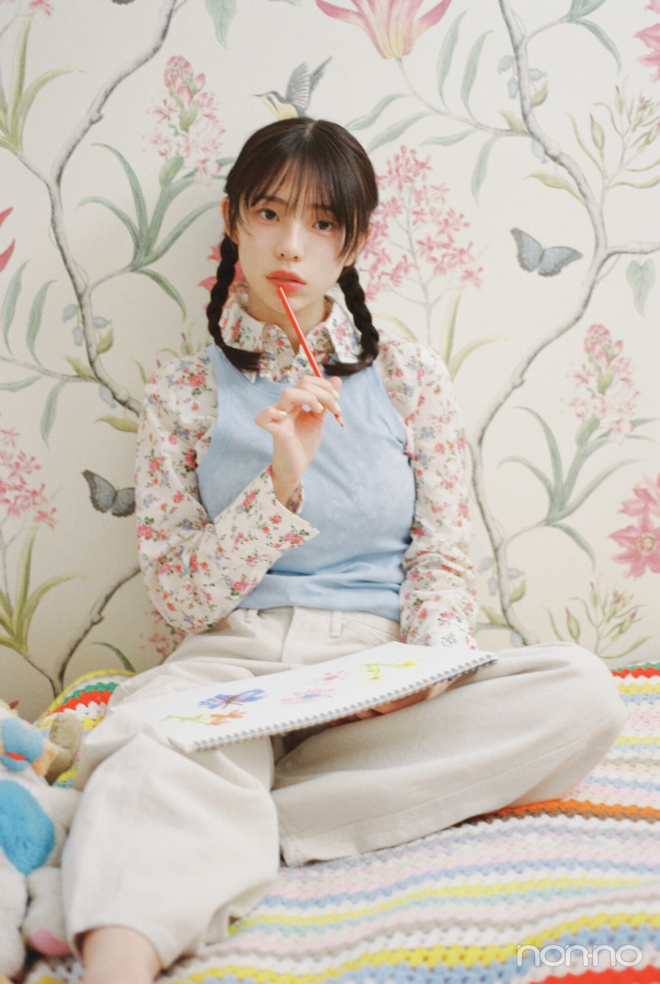 菊地姫奈のひなでぃぐ。第9回の絵を描くショット