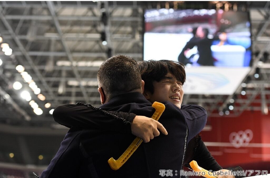 演技後にブライアンコーチとハグするチャ・ジュンファン