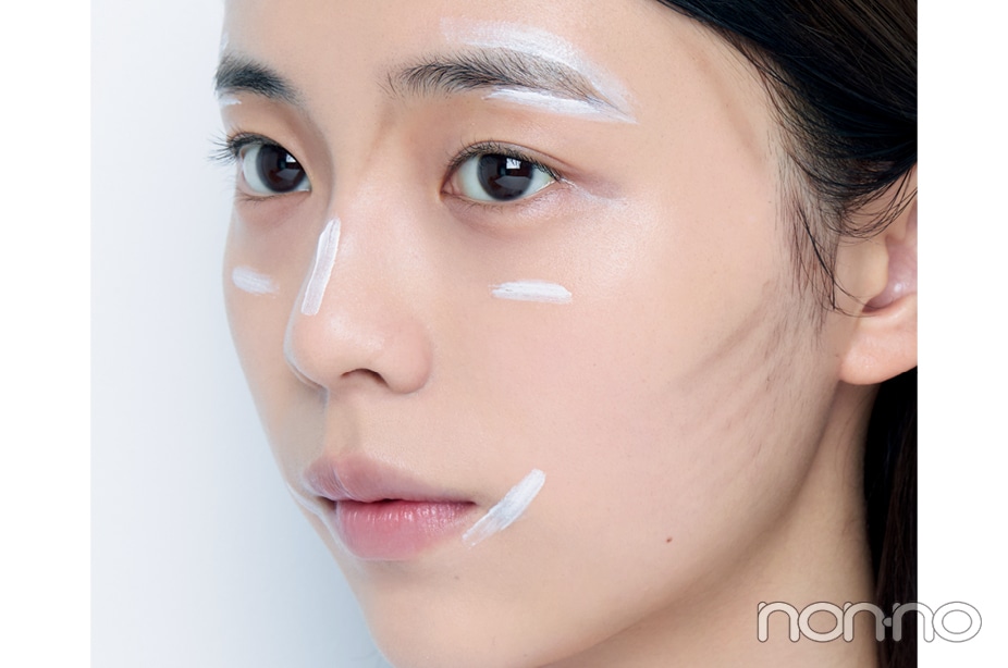 証明写真メイクのハイライトはマットホワイトで線を描いて