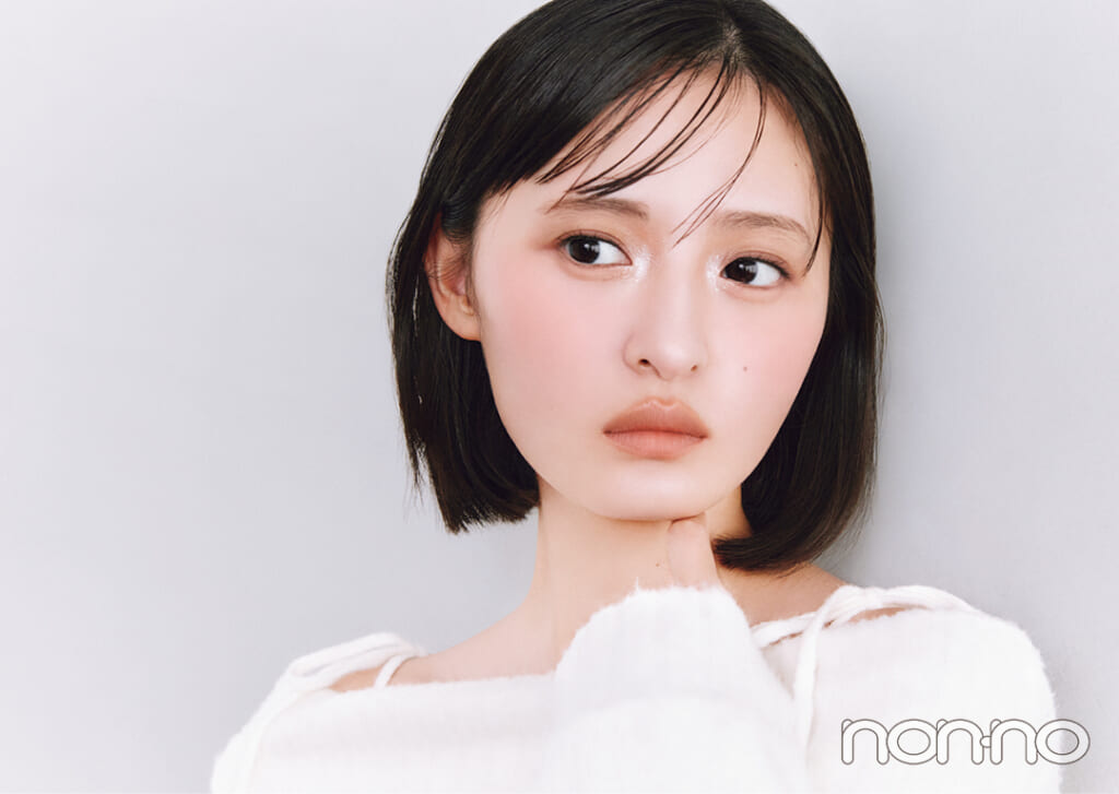 遠藤さくらのホワイトオフショルニットを着る日の目頭キラキララメ