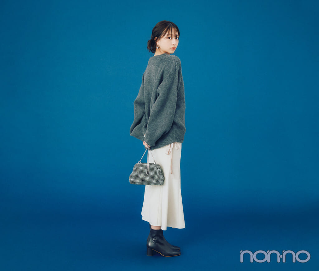 グレーニット×白スカート×ブーツのコーデ