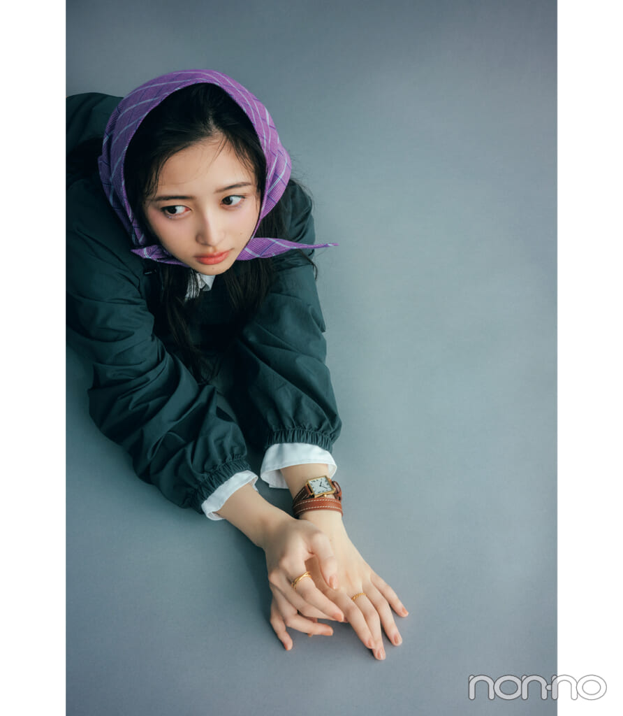 ラップブレスの腕時計をつけた井上和