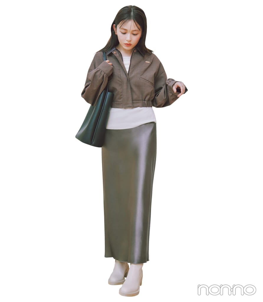 久間田琳加の大学生の一週間コーデ、土曜日のナロースカートスタイル