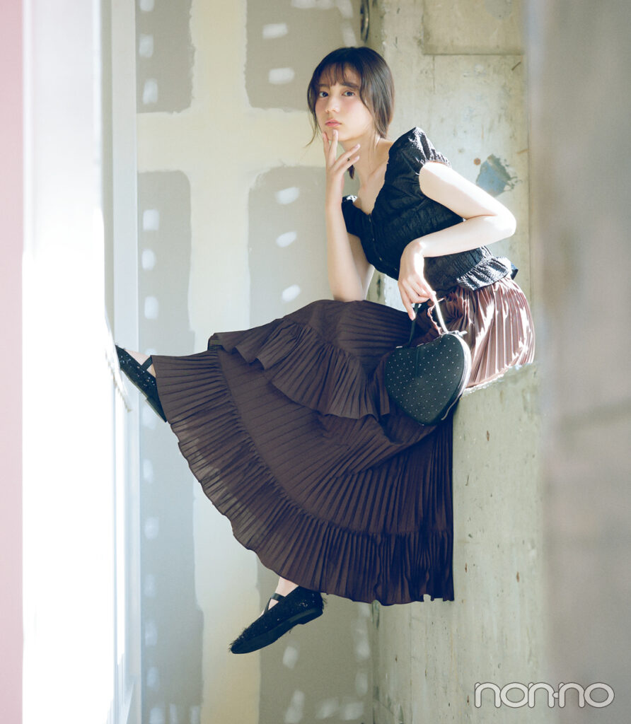 ブラウンのスカート×黒のトップスコーデ