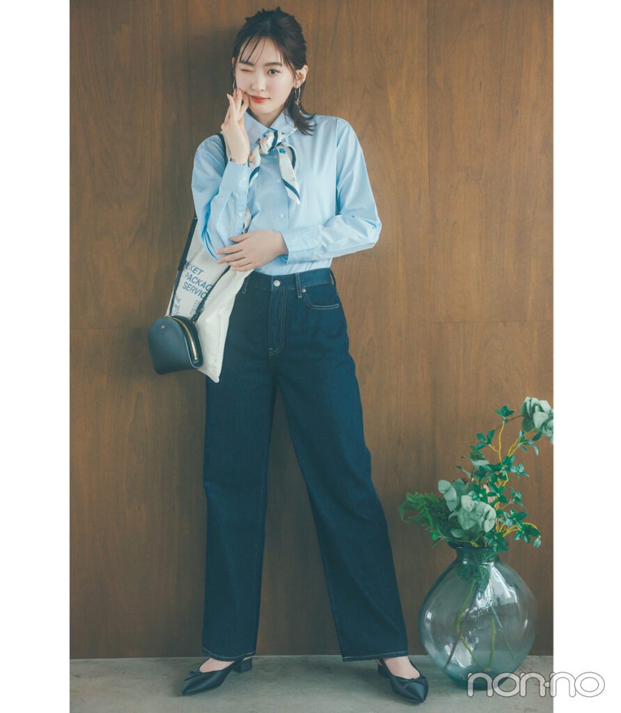ストレートデニム×ブルーシャツの夏コーデ