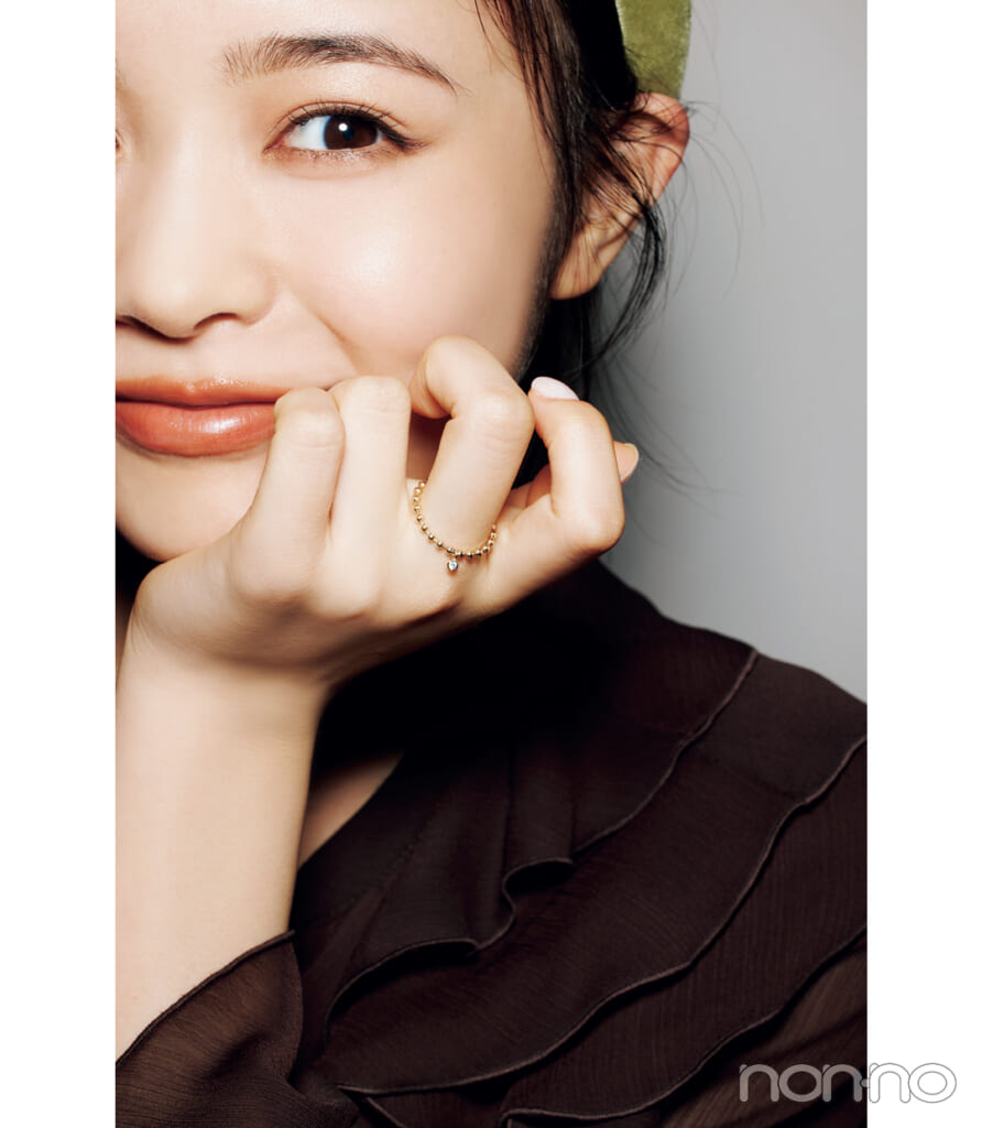 20代女性のプレゼントにもおすすめのジュエリー スタージュエリーのリングをつけた女性