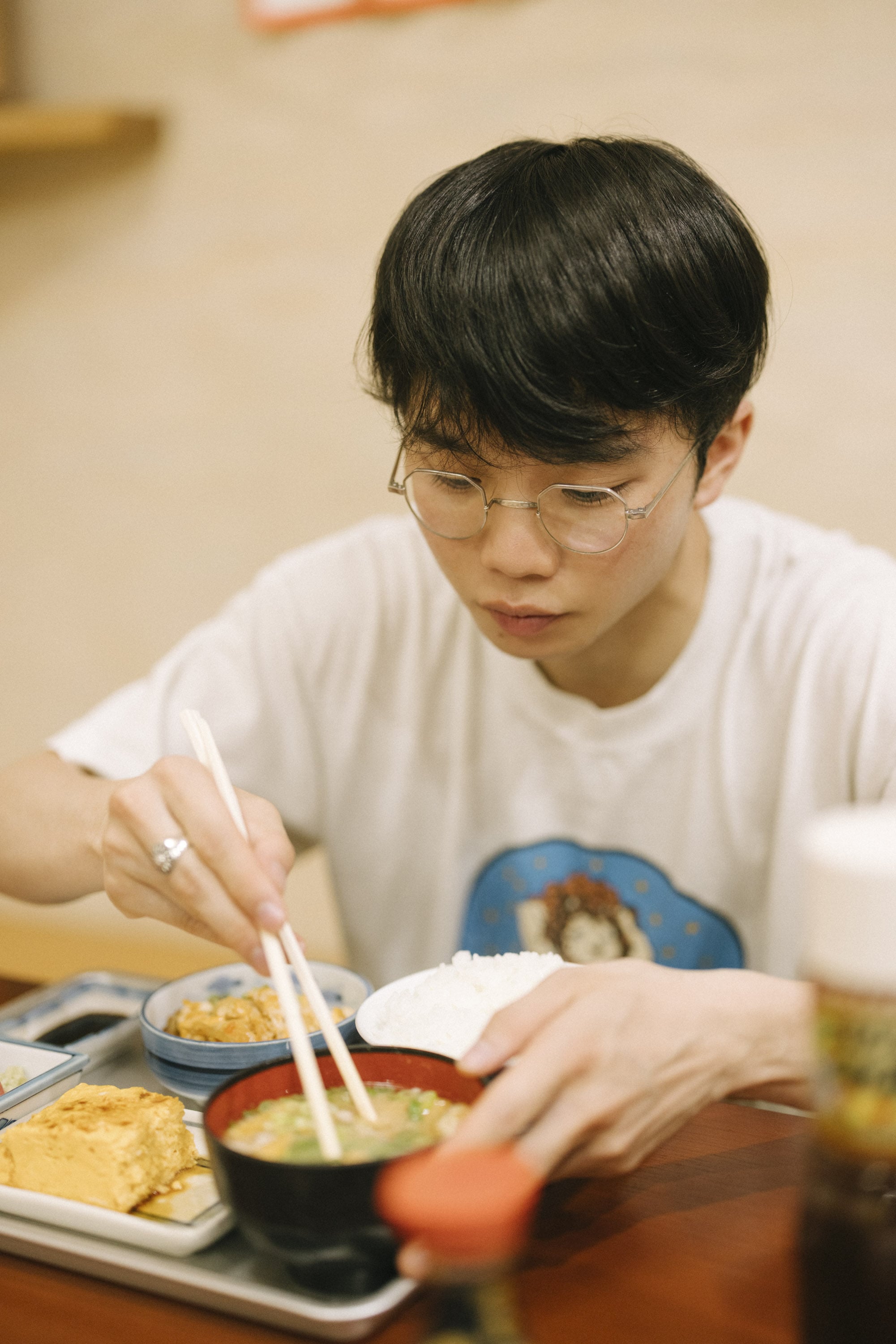 行きつけの銀シャリenで食事を楽しむ友野一希さん