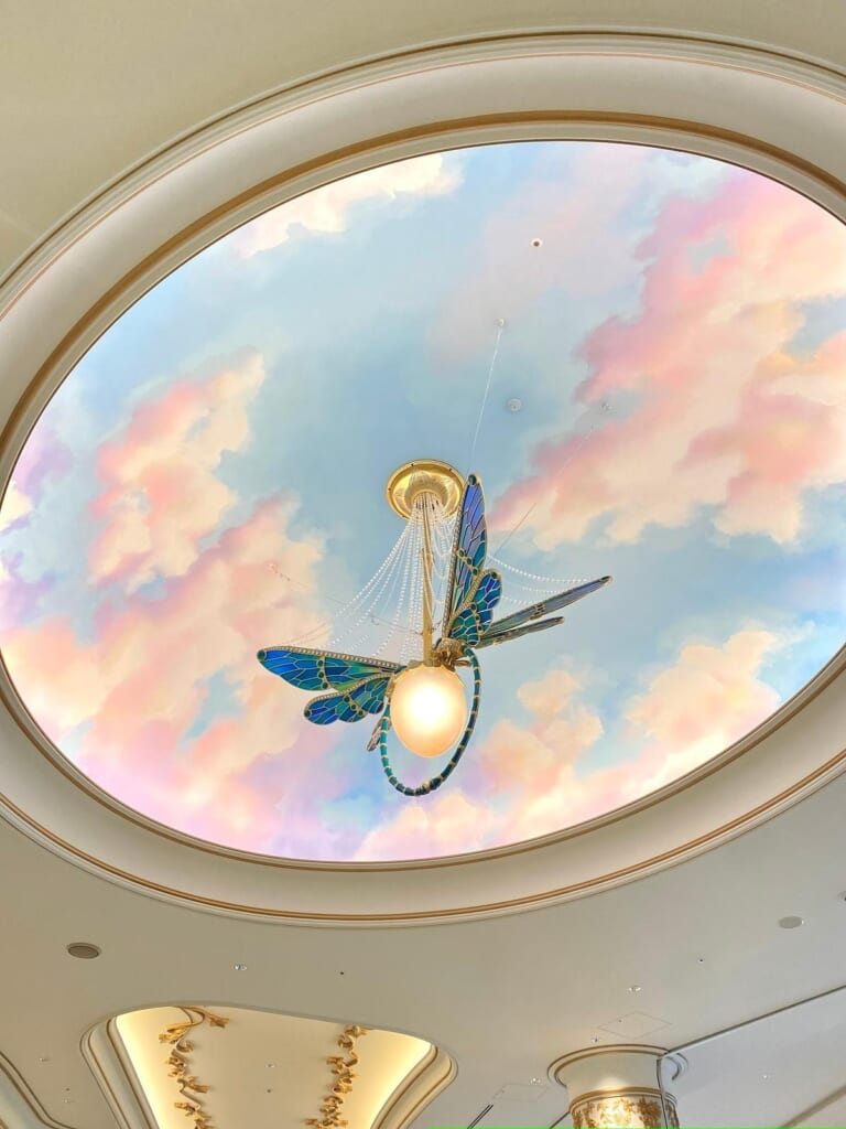 館内頭上に輝くトンボの装飾