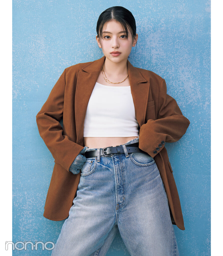 出口夏希が着るリリー ブラウンのスウェードジャケット