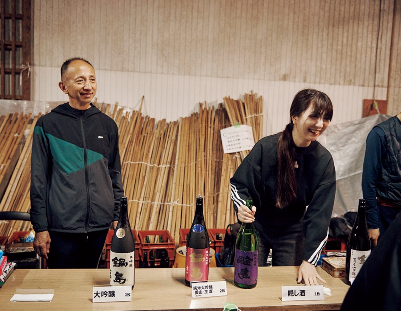 8つの蔵元が参加した「鹿島酒蔵ツーリズム®2024」。接客中の日奈子さんと見守る父・直喜さん