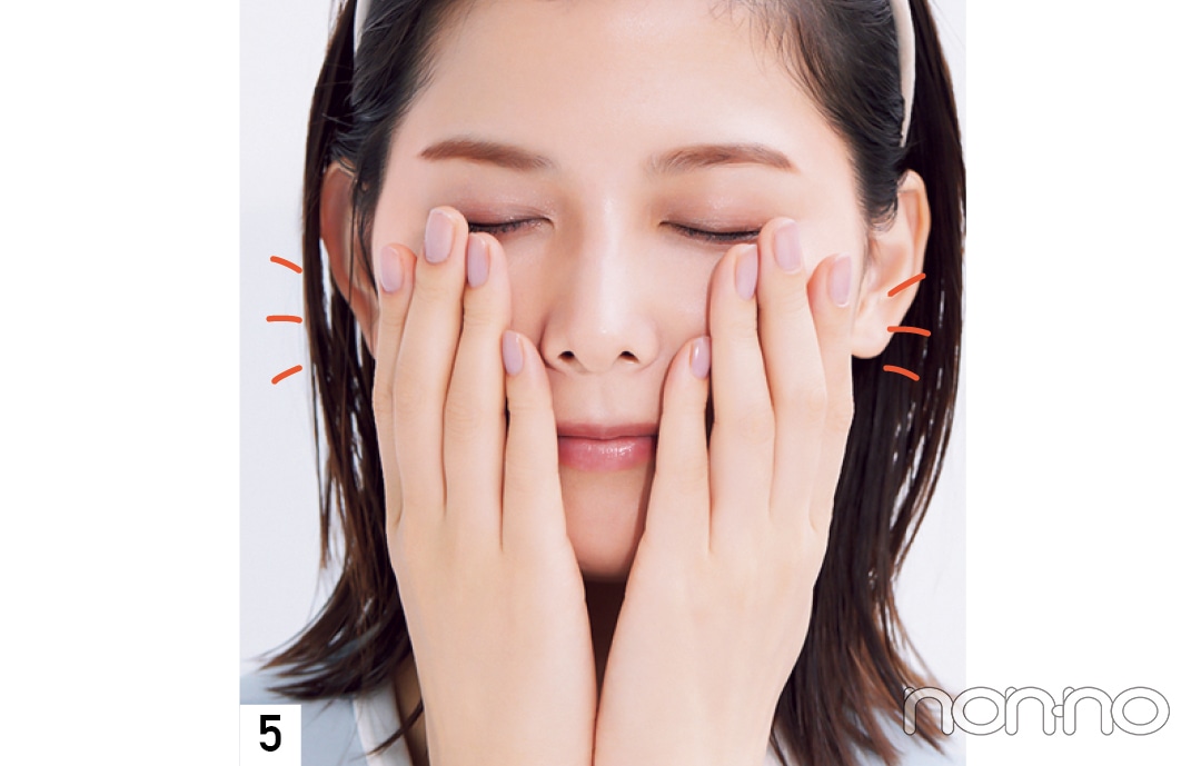 化粧水のつけ方：化粧水を口元に塗る女性