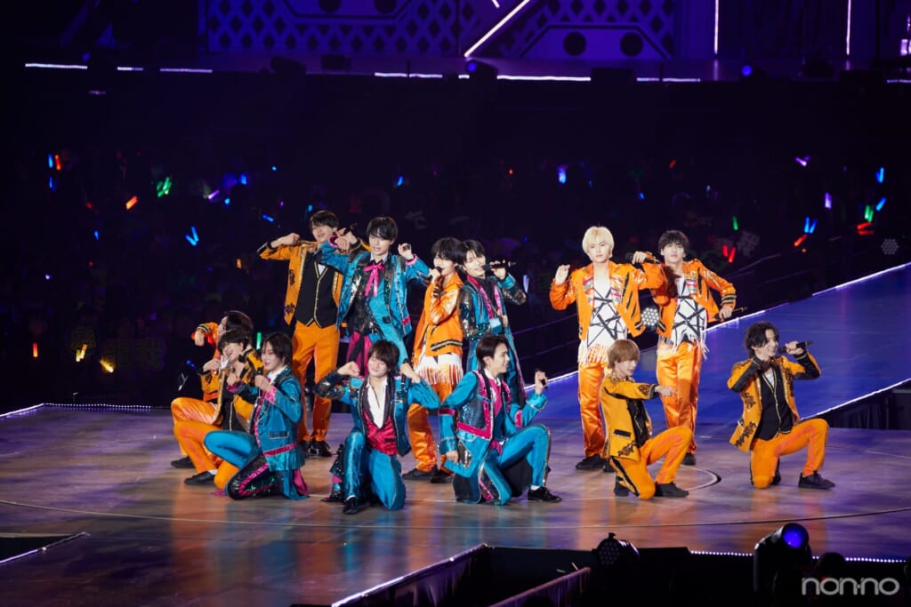 「DEAR MY LOVER」を披露するACEesと関西ジュニア