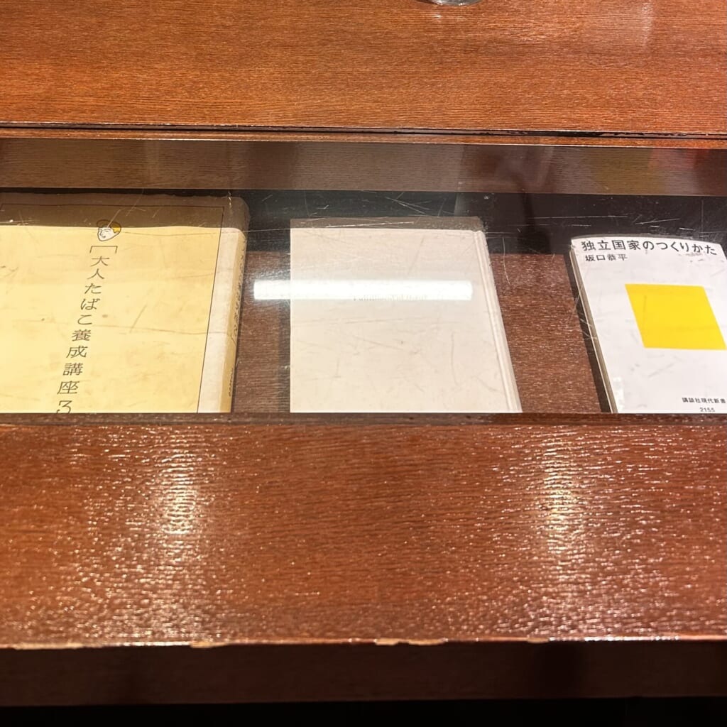 テーブルの下に本