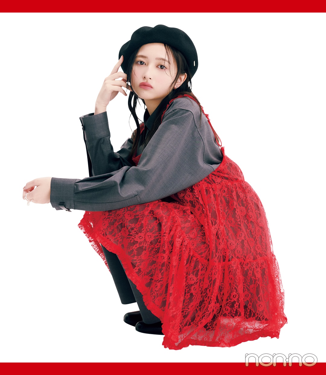 井上和の赤×グレーコーデ