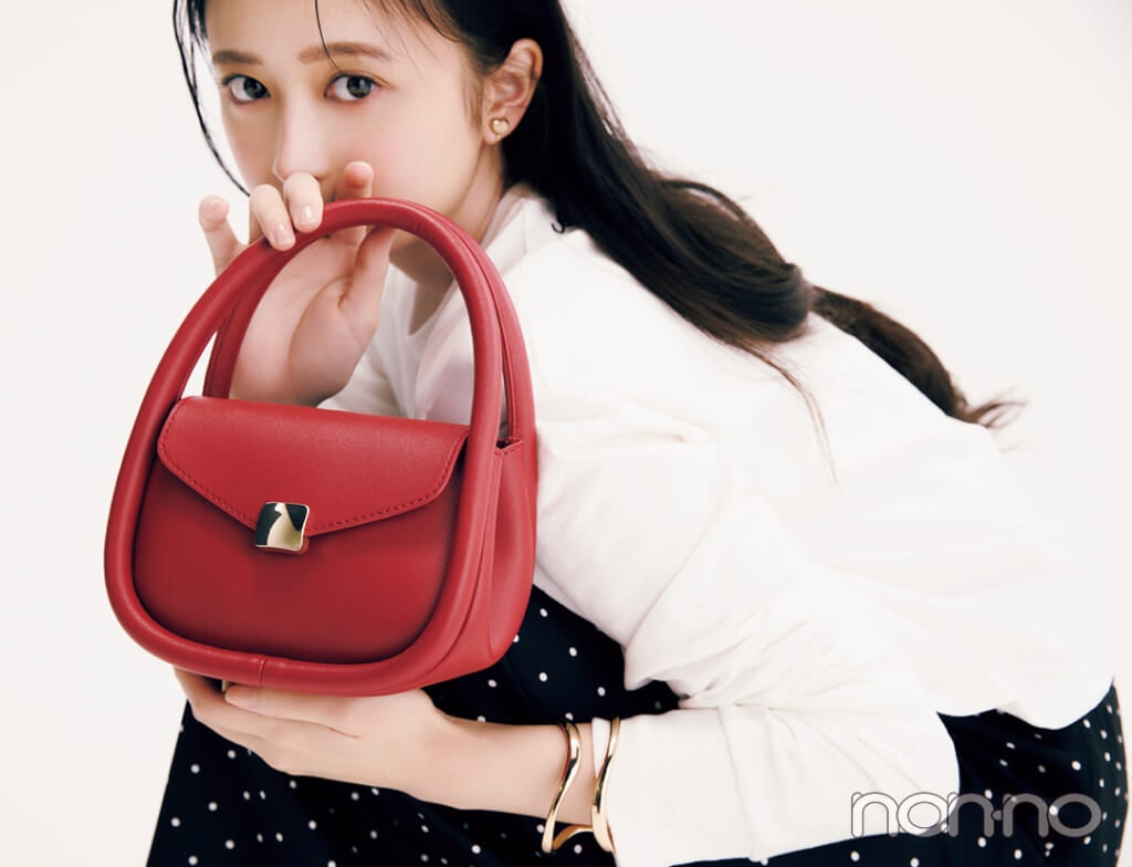 赤いバッグを持つ井上和