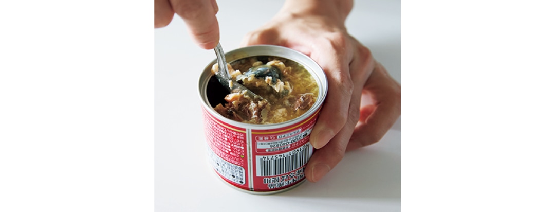 長谷川あかりさんのレシピ【サバ缶とトマトソースのチーズごはん】でサバ缶の中身をスプーンで崩している様子