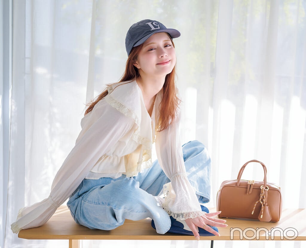 ユニクロストレートジーンズをはいた紺野彩夏のデニムコーデ