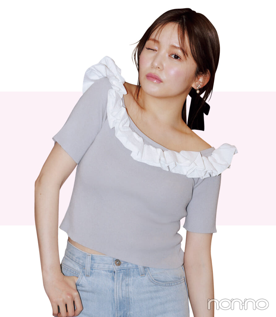 花びらフリルトップスを着た久間田琳加