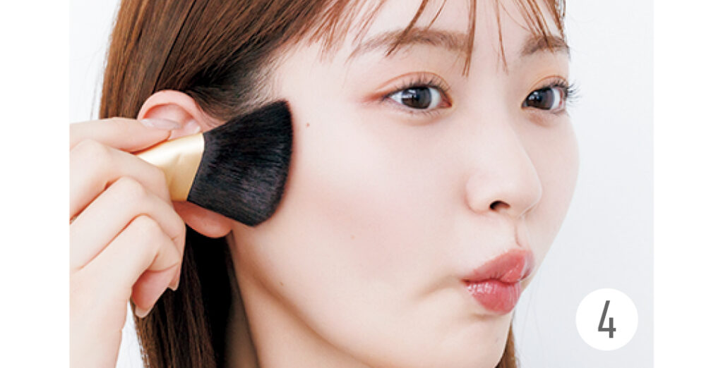 ほんのりシャープな輪郭をつくるメイクプロセス4
