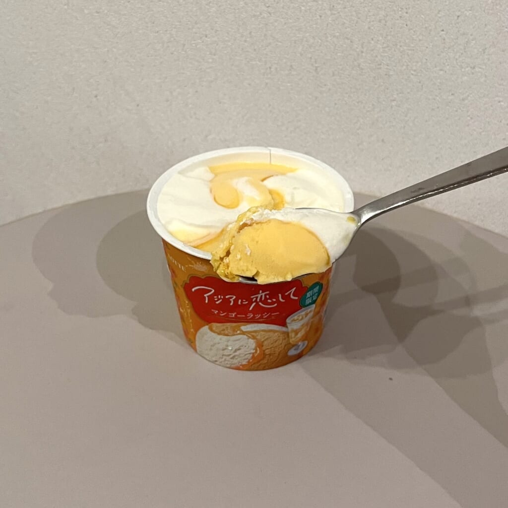 濃厚なマンゴーソースと爽やかラッシーアイス