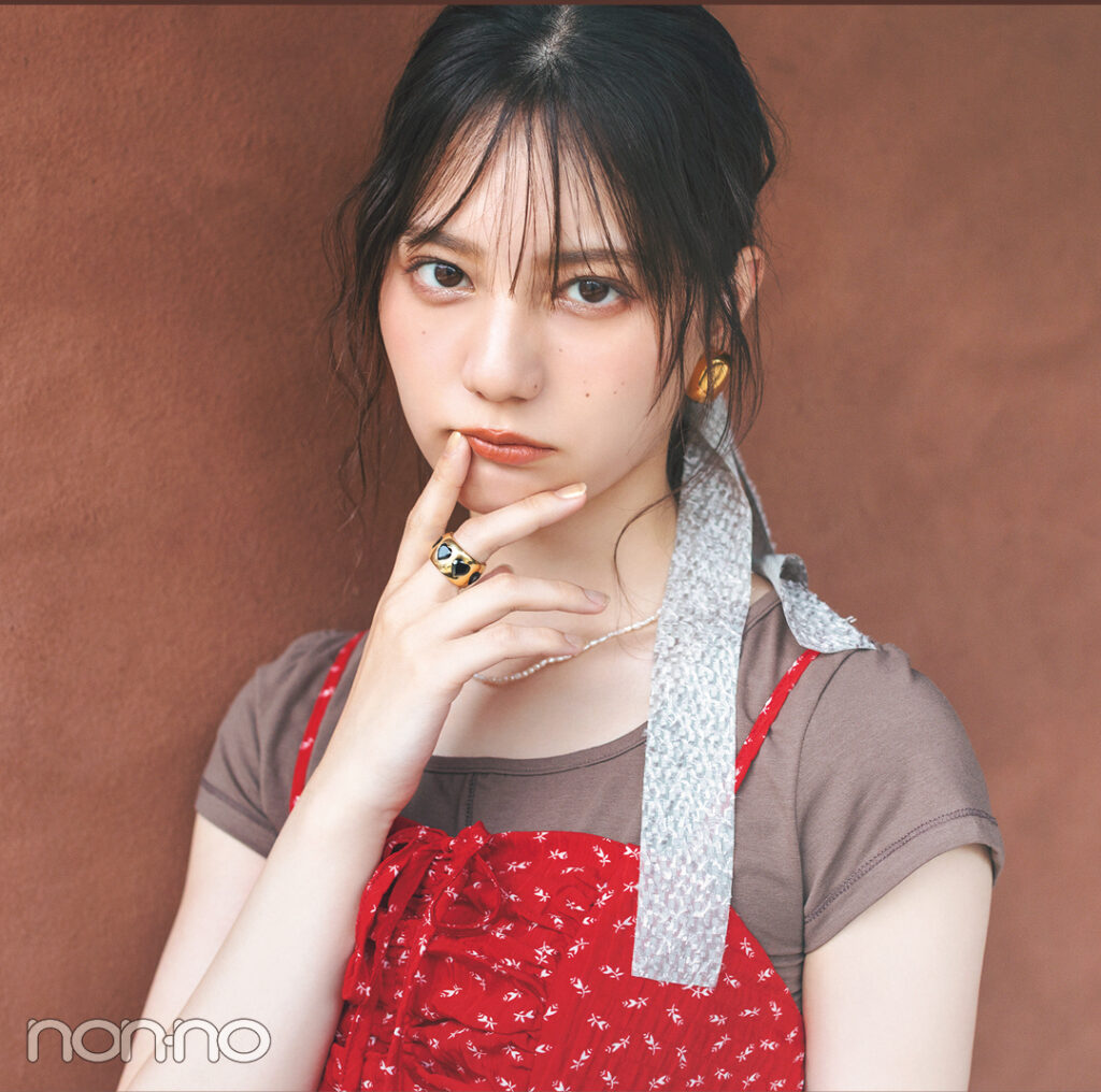 小坂菜緒のトレンドヘア小物「シャギーリボンシュシュ」