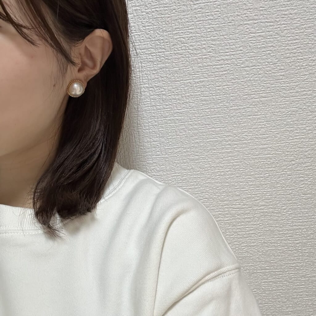 スウェットにパールのピアス/イヤリングを合わせたコーディネート