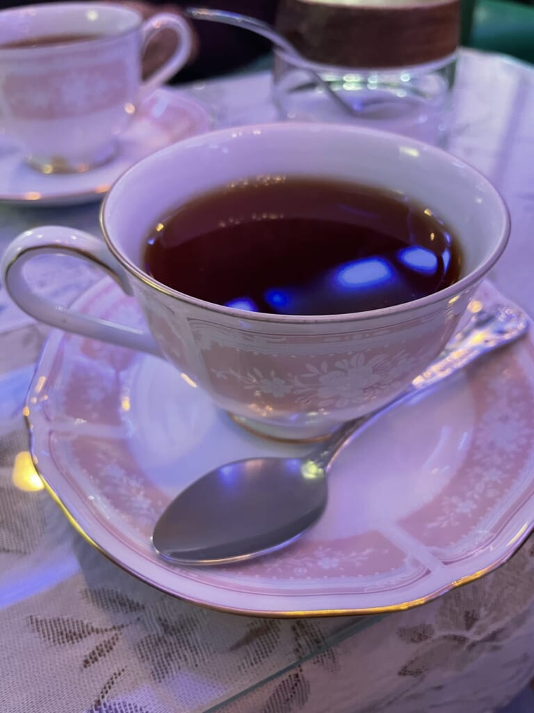 フレーバーティー。ピンクを基調としたティーカップ2つと、瓶に入った砂糖が写っている。