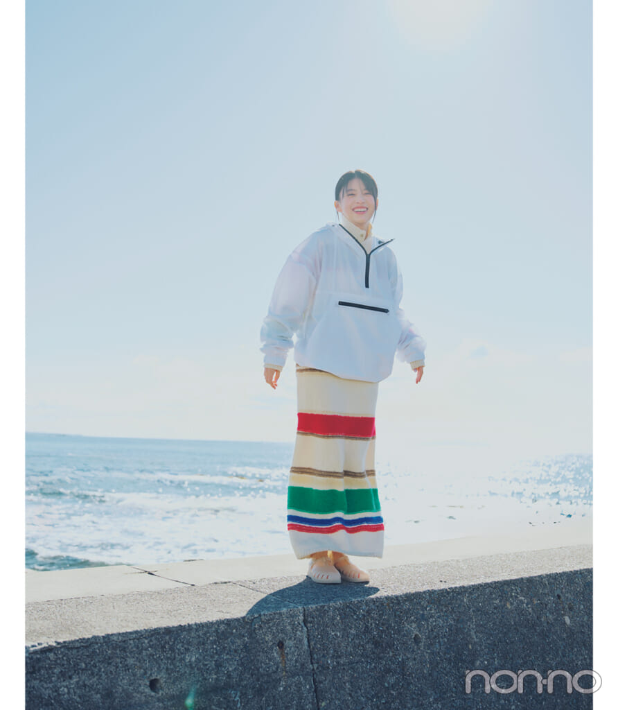 海で遊ぶ出口夏希