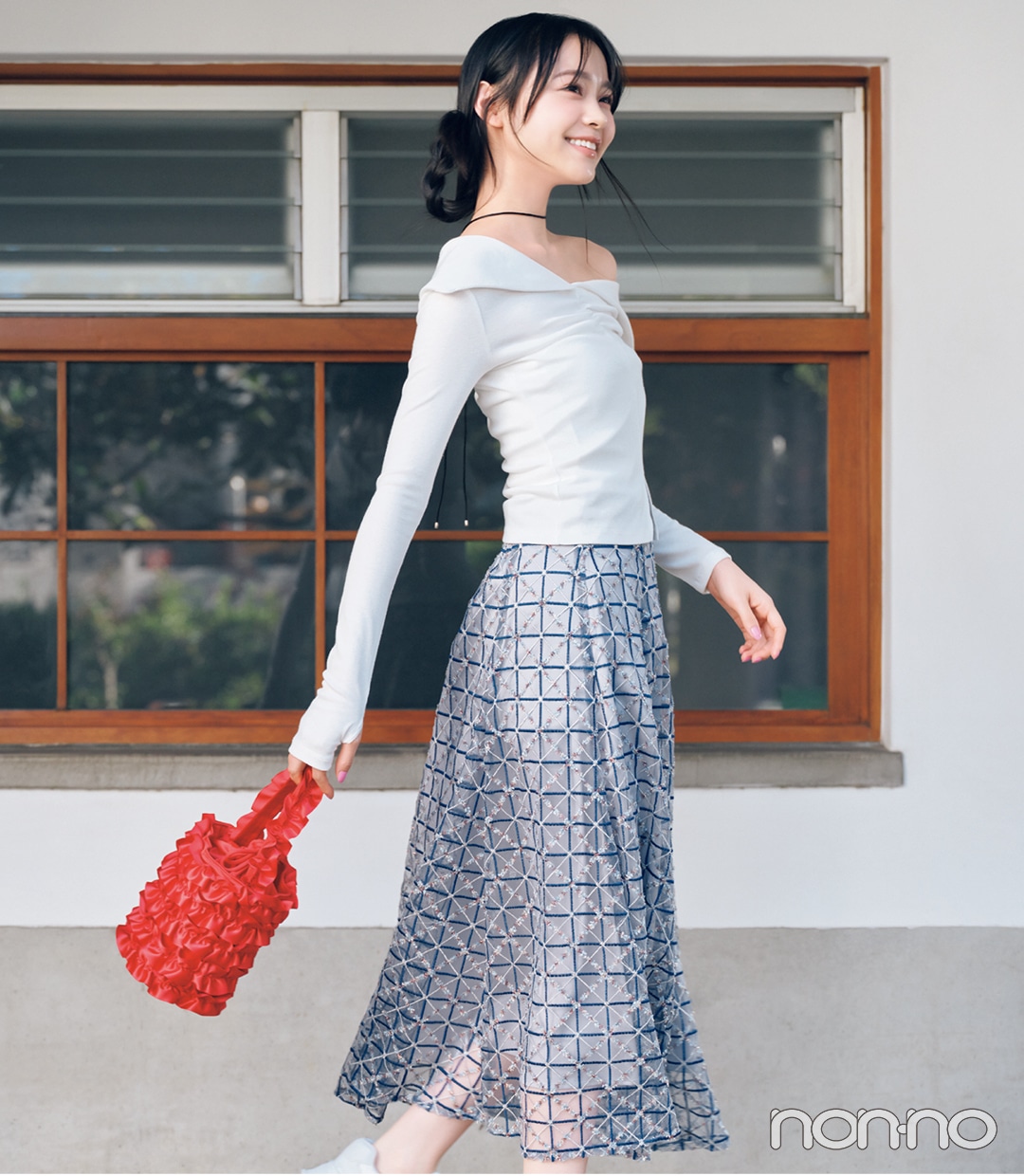 春ボトムシャイニーフレアを着る林芽亜里