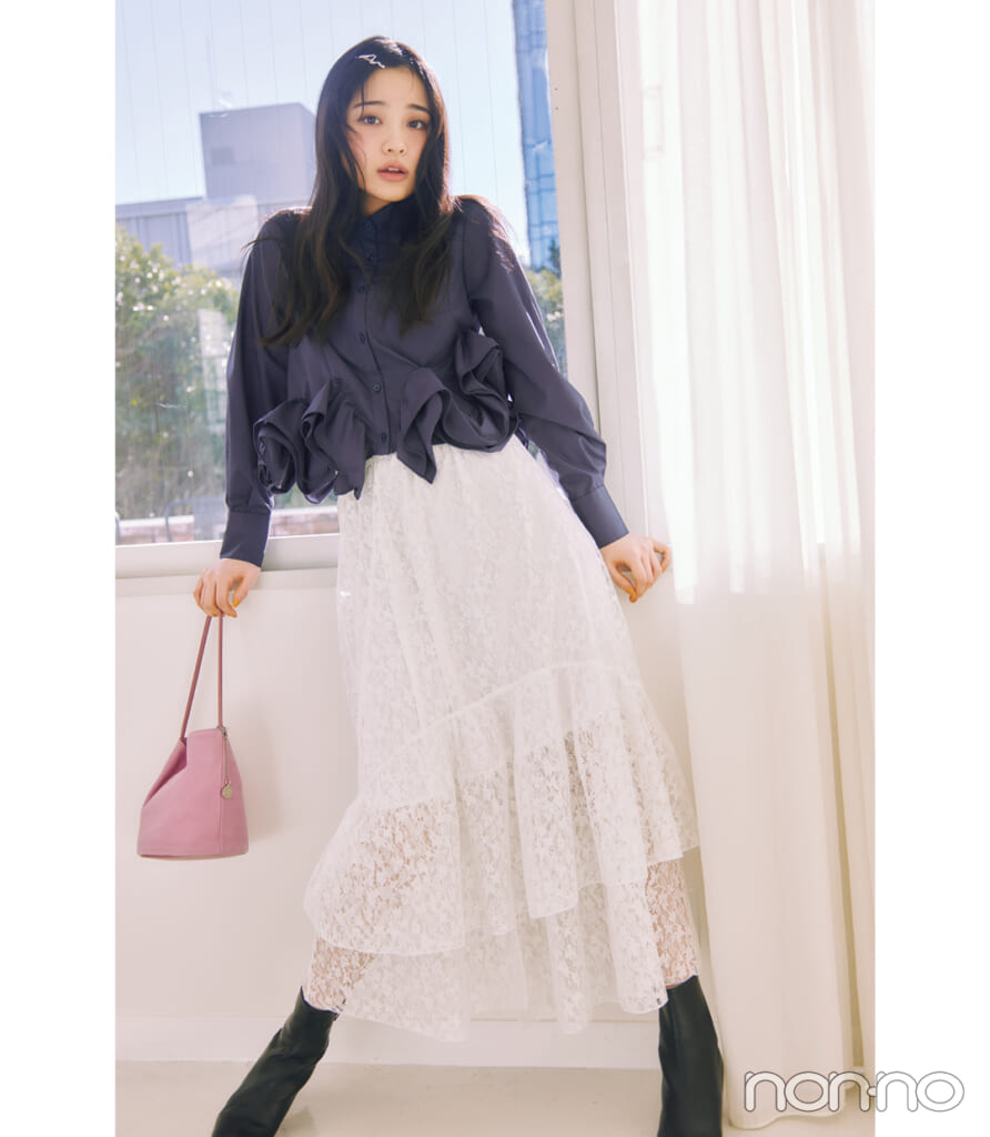 フリル花びら裾の春トップスを着た林芽亜里