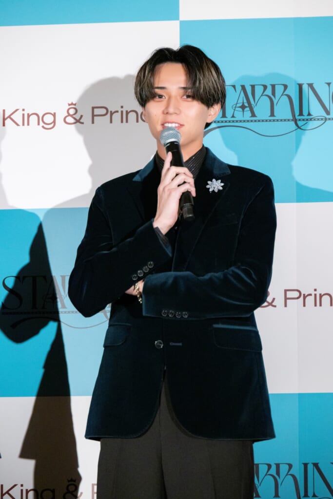 記者からの質問に答えるKing & Princeの永瀬廉さん