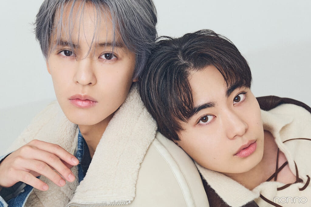 奥野壮と豊田裕大の肩にもたれかかるツーショット