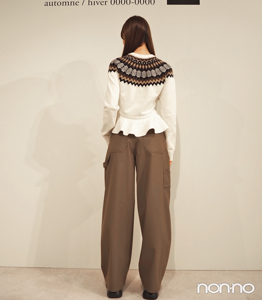 「バレルレッグペインターパンツ by rokh」のブラウンの後ろ姿