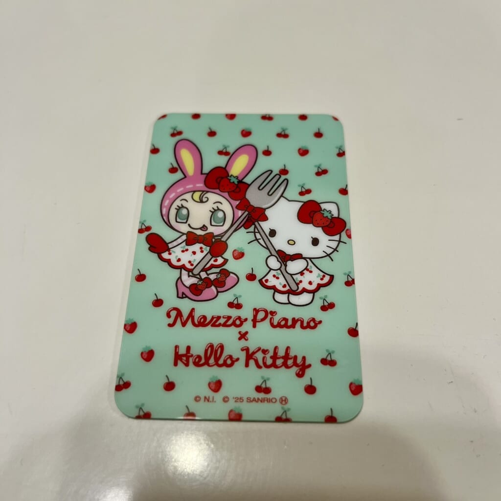 2025年10月9日からセブンイレブン限定で発売されている『メゾピアノ×ハローキティ』のオリジナルカードミラーの一種