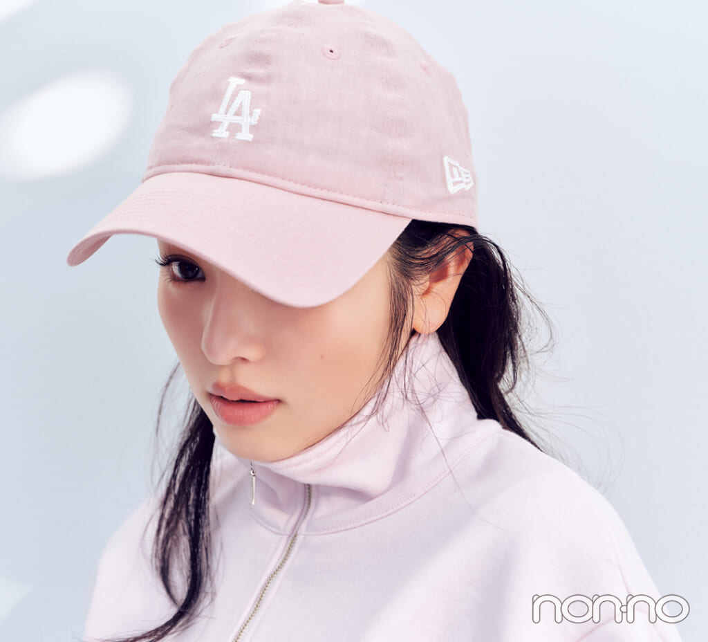 横田真悠のがかぶる、ニューエラのボーイッシュなピンクキャップ