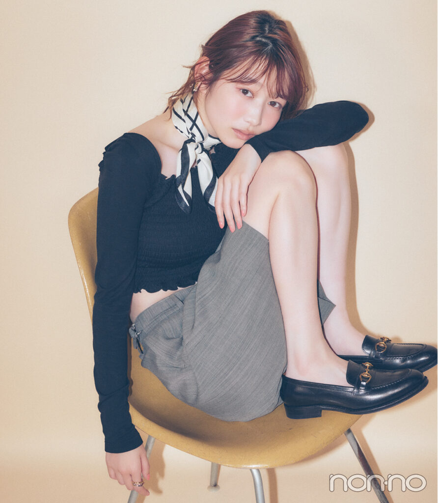 スカーフの巻き方1 チョーカーっぽく巻いてデコルテ見せを上品に