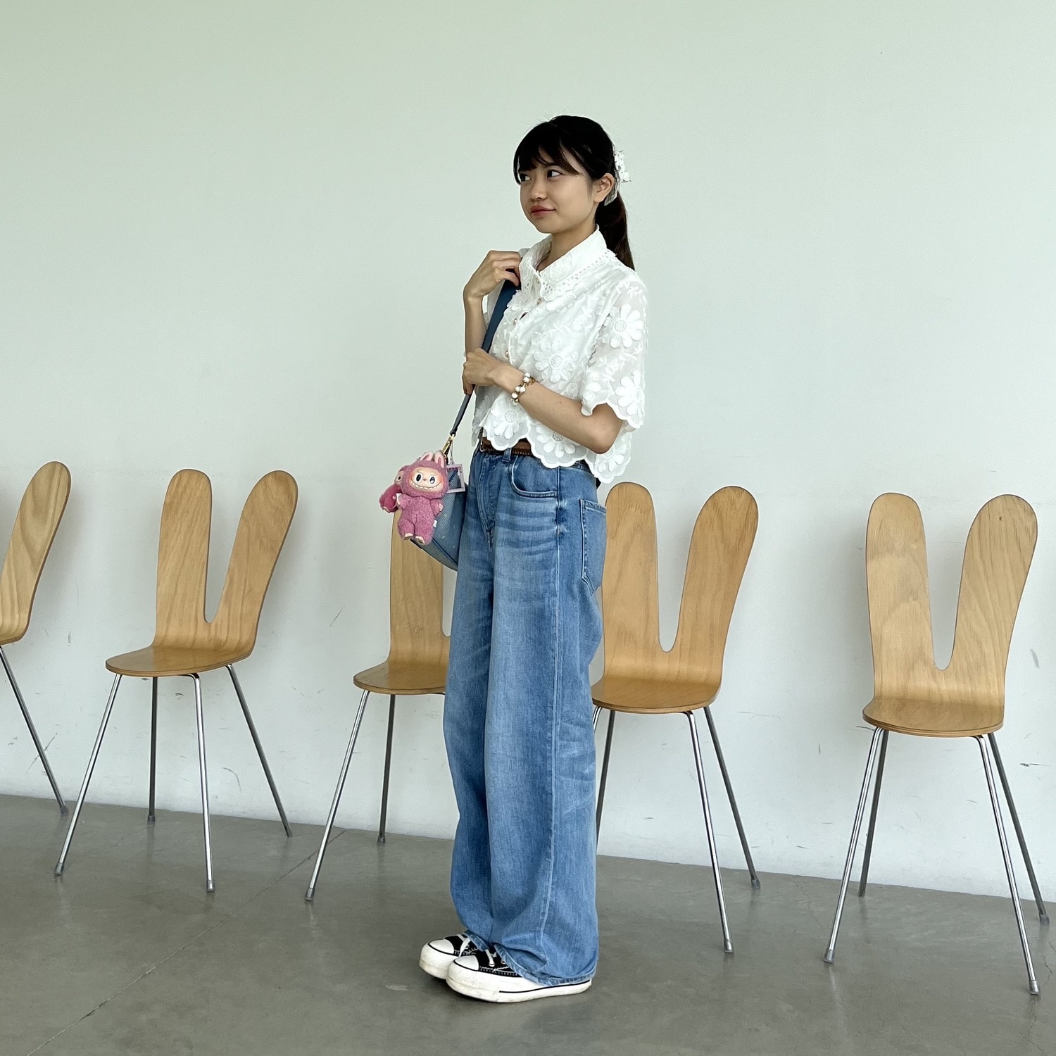 白レースシャツにストレートデニムを合わせた甘めカジュアルの大学生コーデ