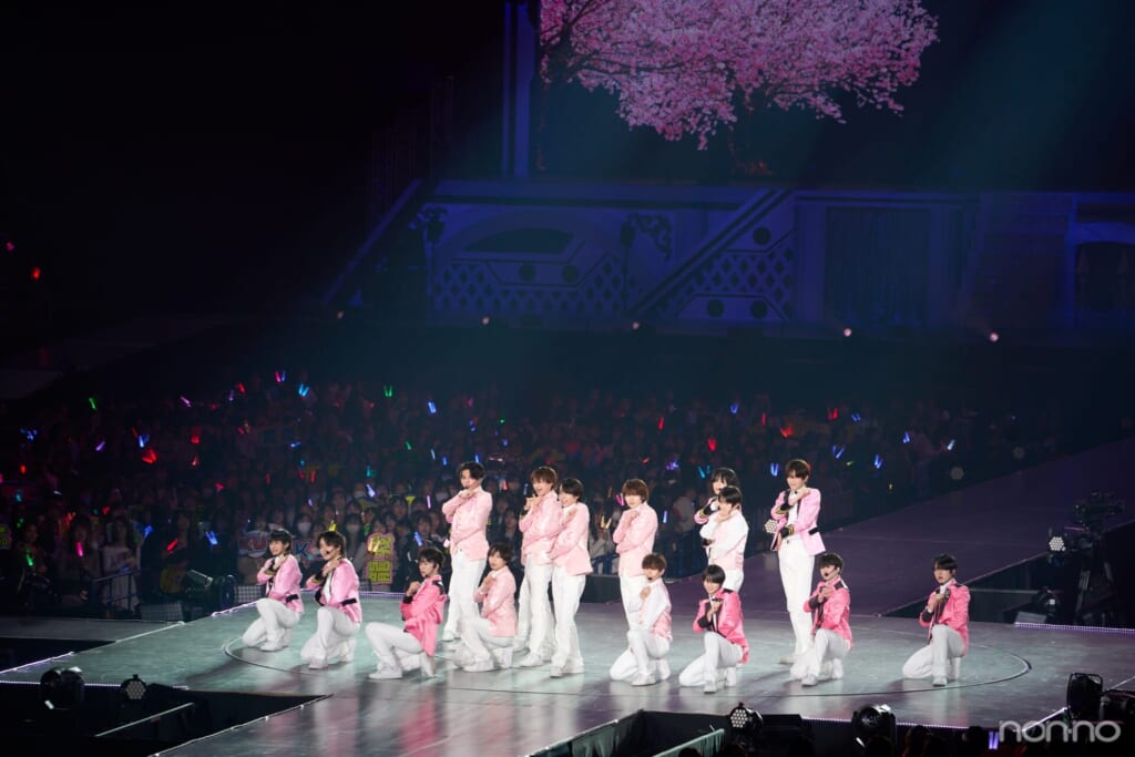 「ひらりと桜」を披露する「新星」出演のジュニア。タイプロ出身の浅井乃我さんも。