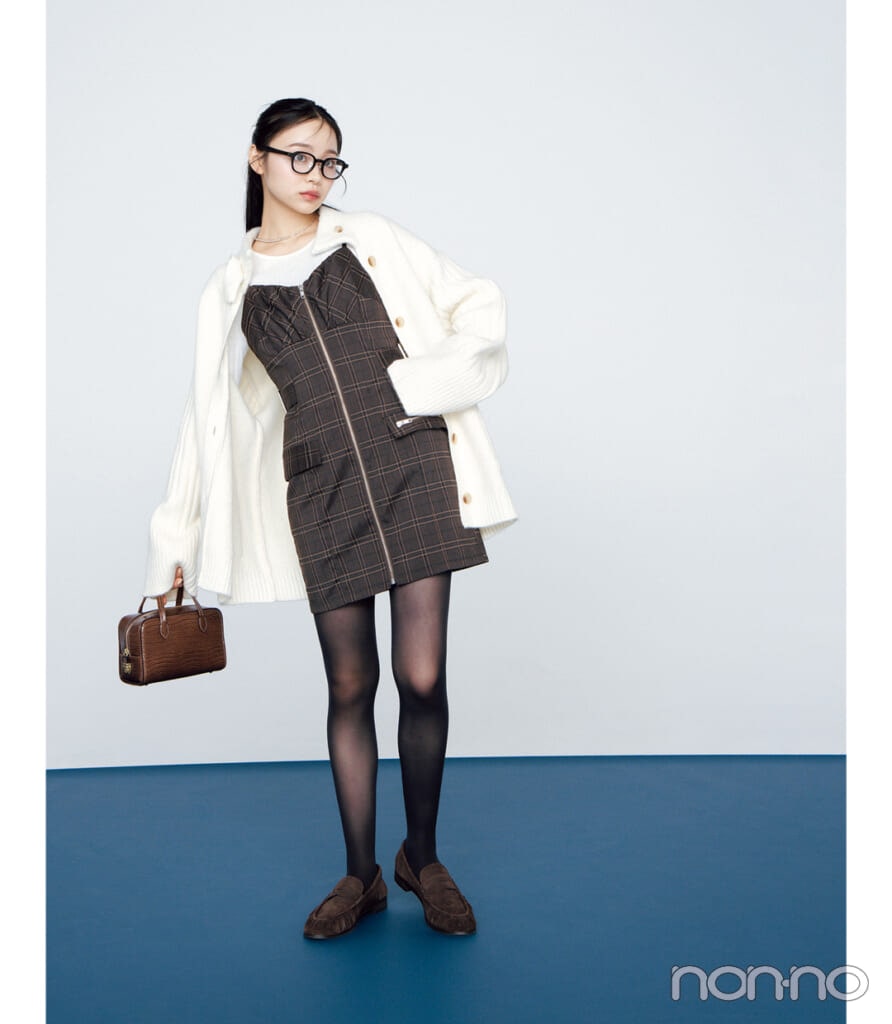 チェック柄ミニワンピ×タイツ×ローファーのコーデ