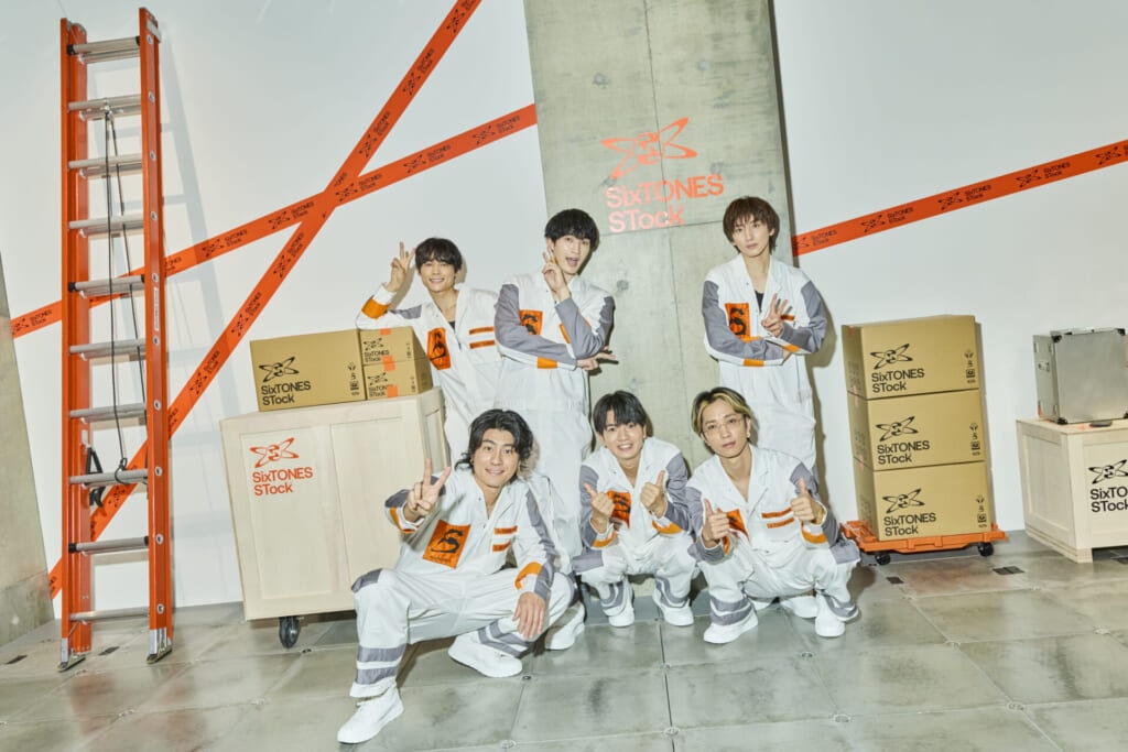 SixTONES6人集合写真倉庫内