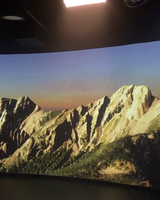 アーチ型の高画質4Kレーザープロジェクター