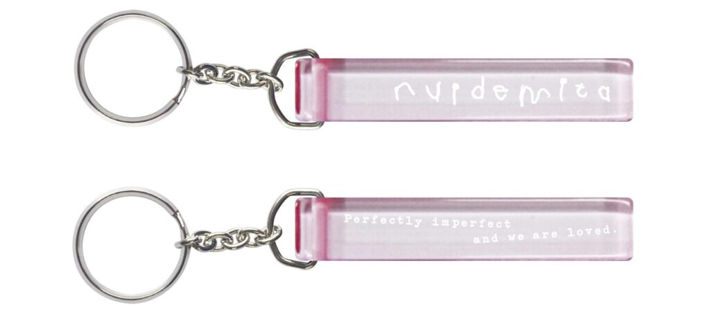 フォトグラファー・花盛友里さんの写真集「nuidemita - 脱いでみた。3 -」オリジナルキーホルダー