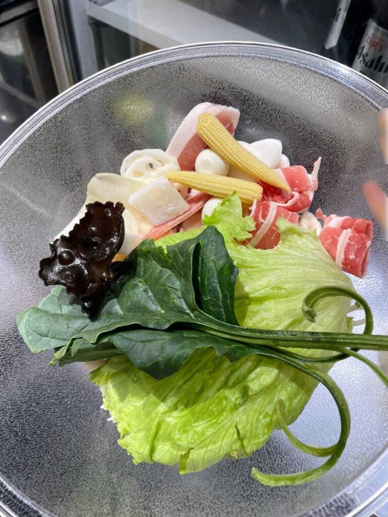 麻辣湯の具材がボールに入っている