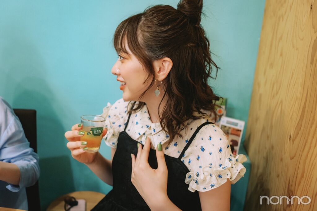 ビール片手に横を向いて話す村上なずな